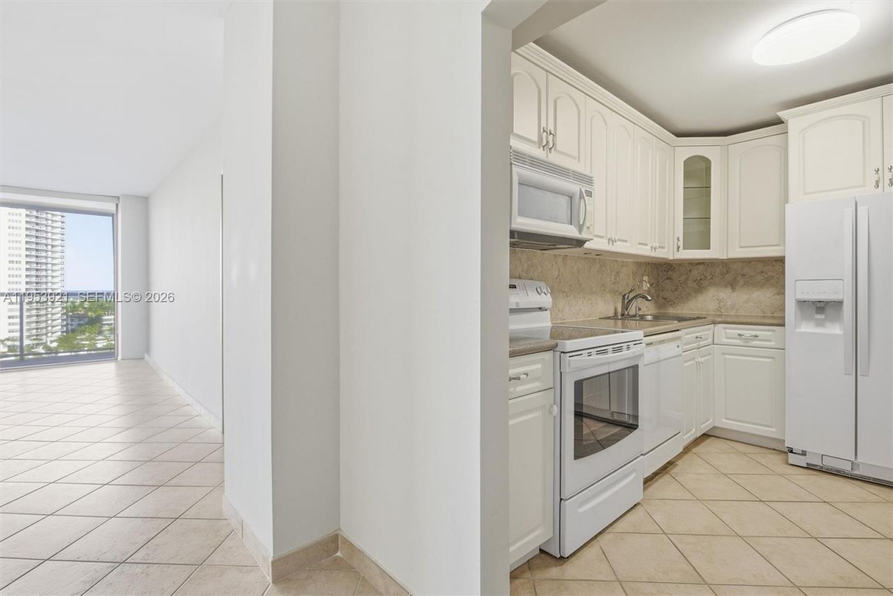 3731 N Country Club Dr, Unit 1421, Aventura, FL 33180 Photo