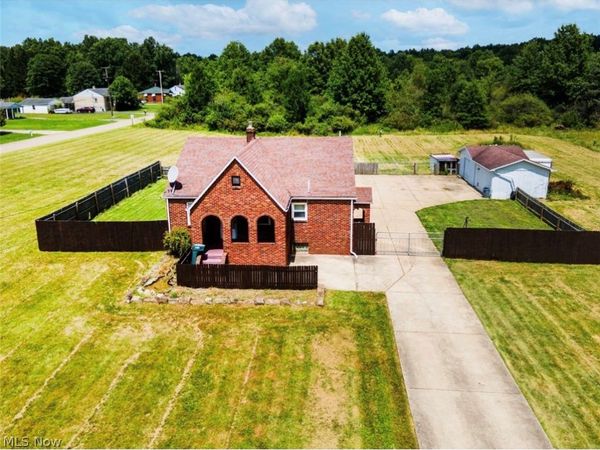 4242 Mccartney Road, Lowellville, OH 44436