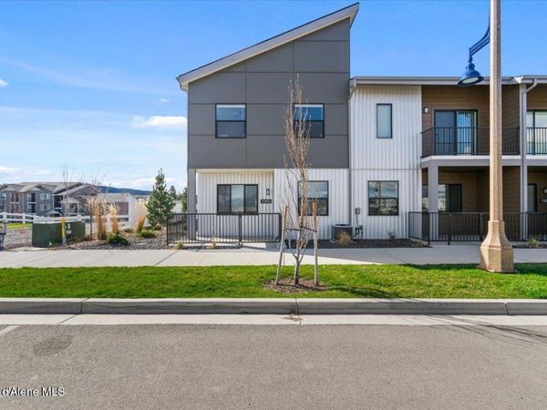 1090 E 4th AVE , Post Falls, ID 83854