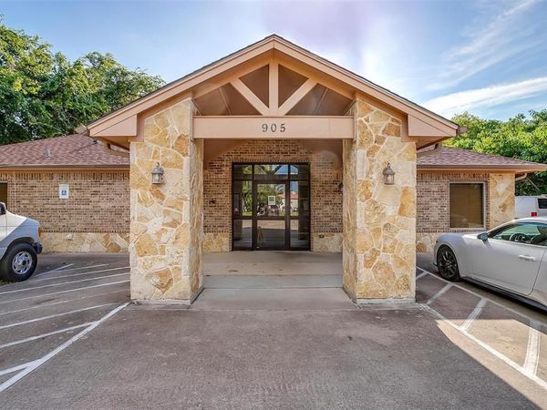 905 Roberts Cut Off , River Oaks, TX 76114