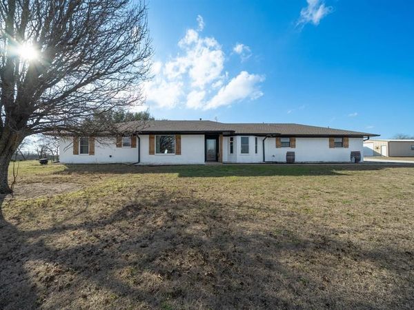 411 N Willie Nelson Road , Abbott, TX 76621