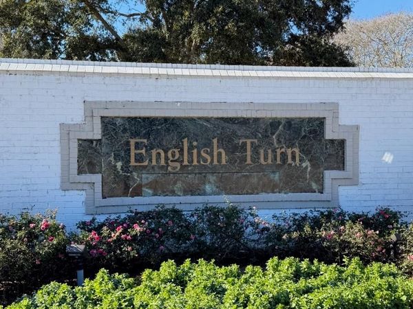 8 ISLAND CLUB Court, New Orleans, LA 70131