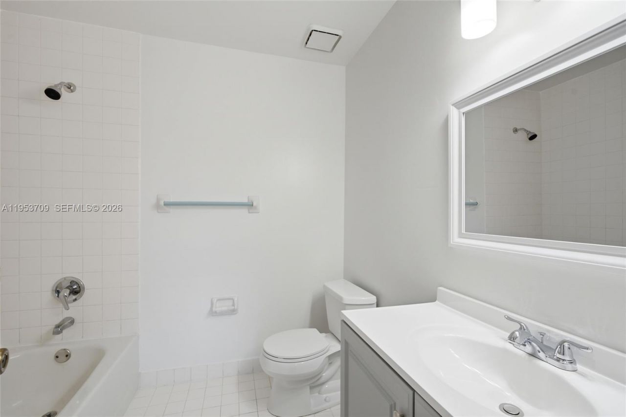 10026 Hammocks Blvd, Unit 207-6, Miami, FL 33196 Photo