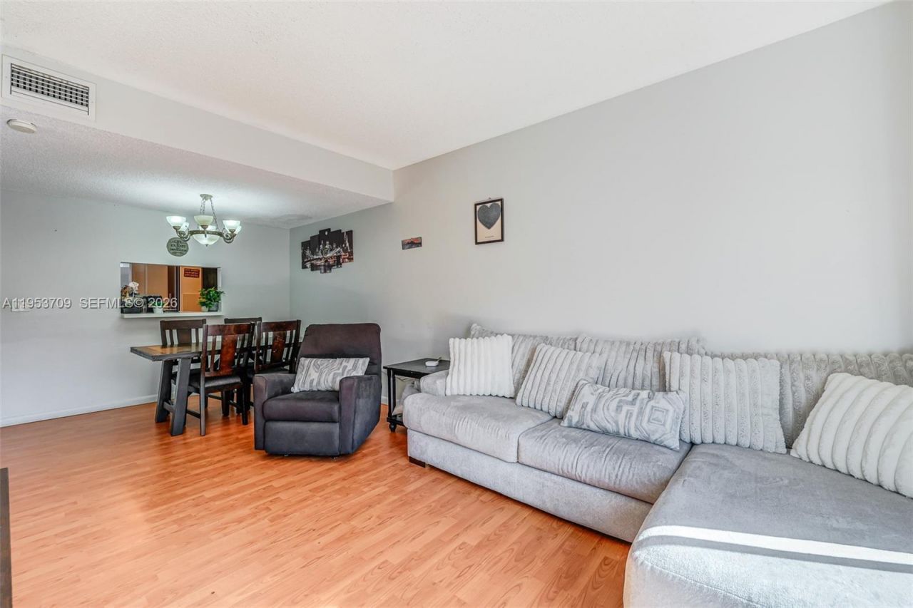 10026 Hammocks Blvd , Unit 207-6, Miami, FL 33196 Photo