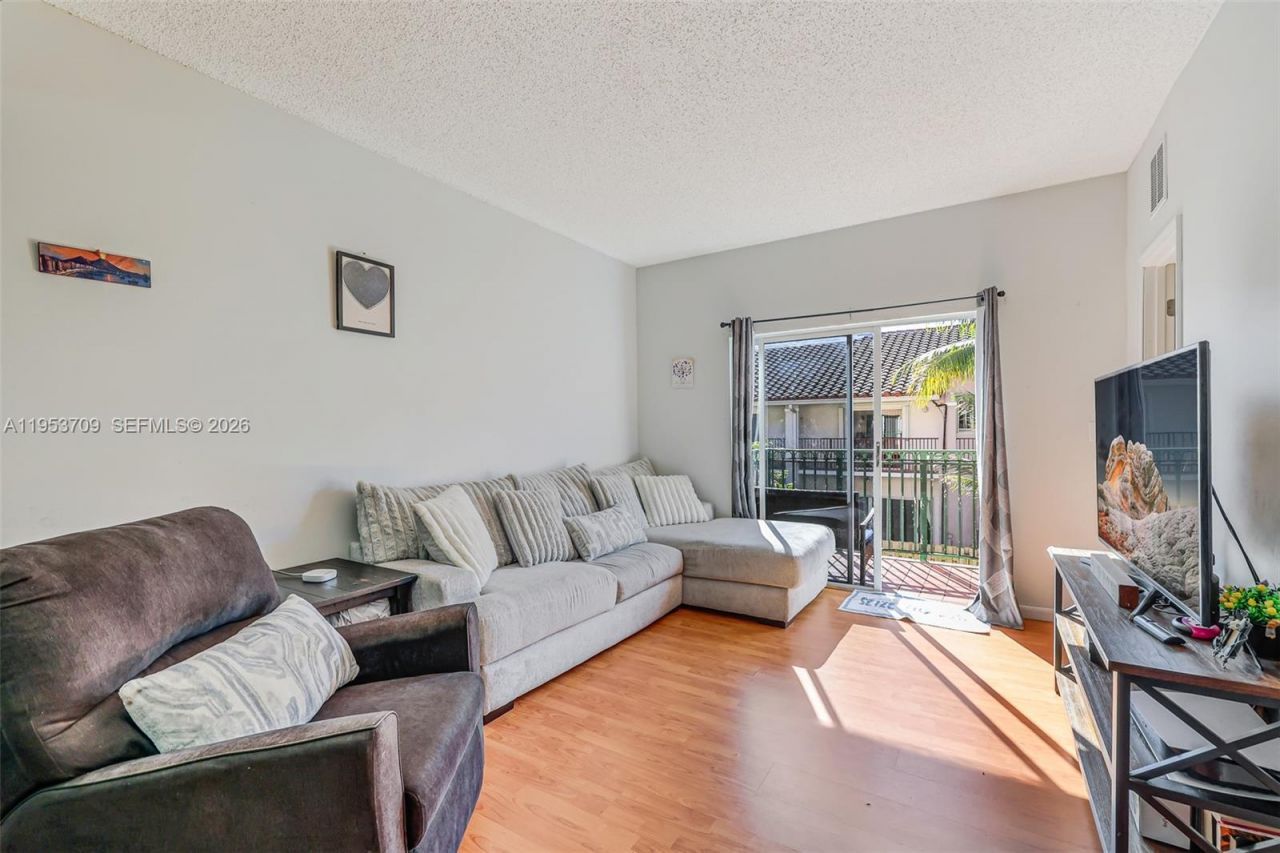 10026 Hammocks Blvd , Unit 207-6, Miami, FL 33196 Photo