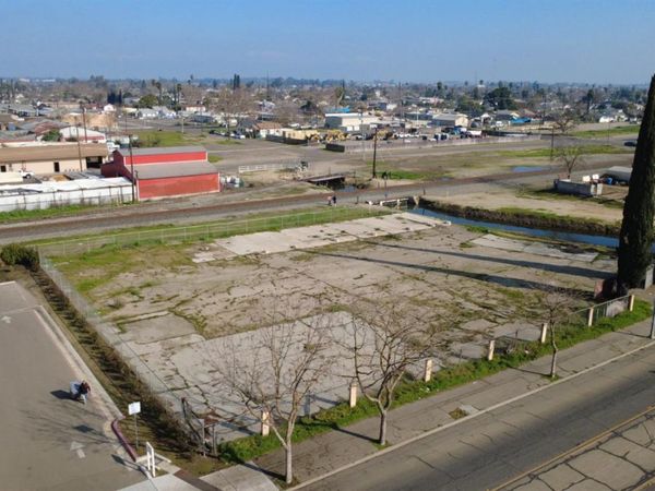 300 S Gateway Dr, Madera, CA 93637