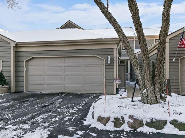 529 White Oak Lane, Lake Barrington, IL 60010