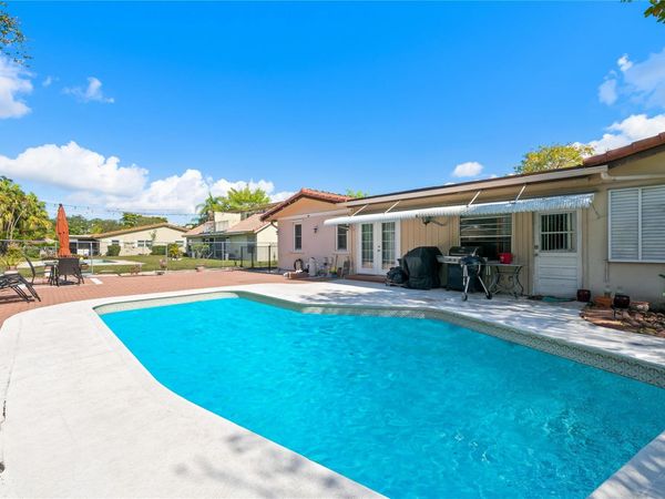 4010 Coral Springs Dr, Coral Springs, FL 33065