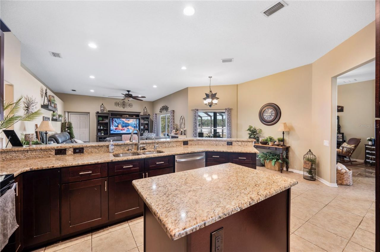 4403 Avondale Groves Street, Plant City, FL 33567 Photo