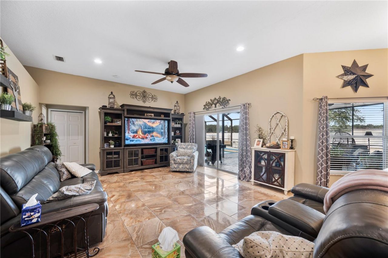 4403 Avondale Groves Street, Plant City, FL 33567 Photo