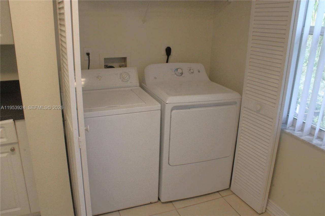 9650 NW 2nd St, Unit 4-301, Pembroke Pines, FL 33024 Photo