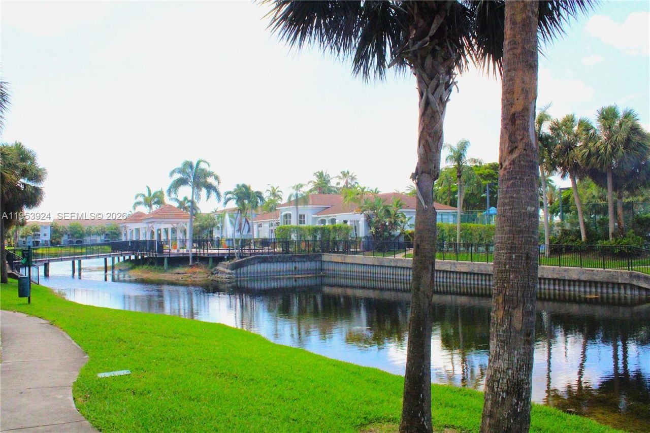 9650 NW 2nd St, Unit 4-301, Pembroke Pines, FL 33024 Photo