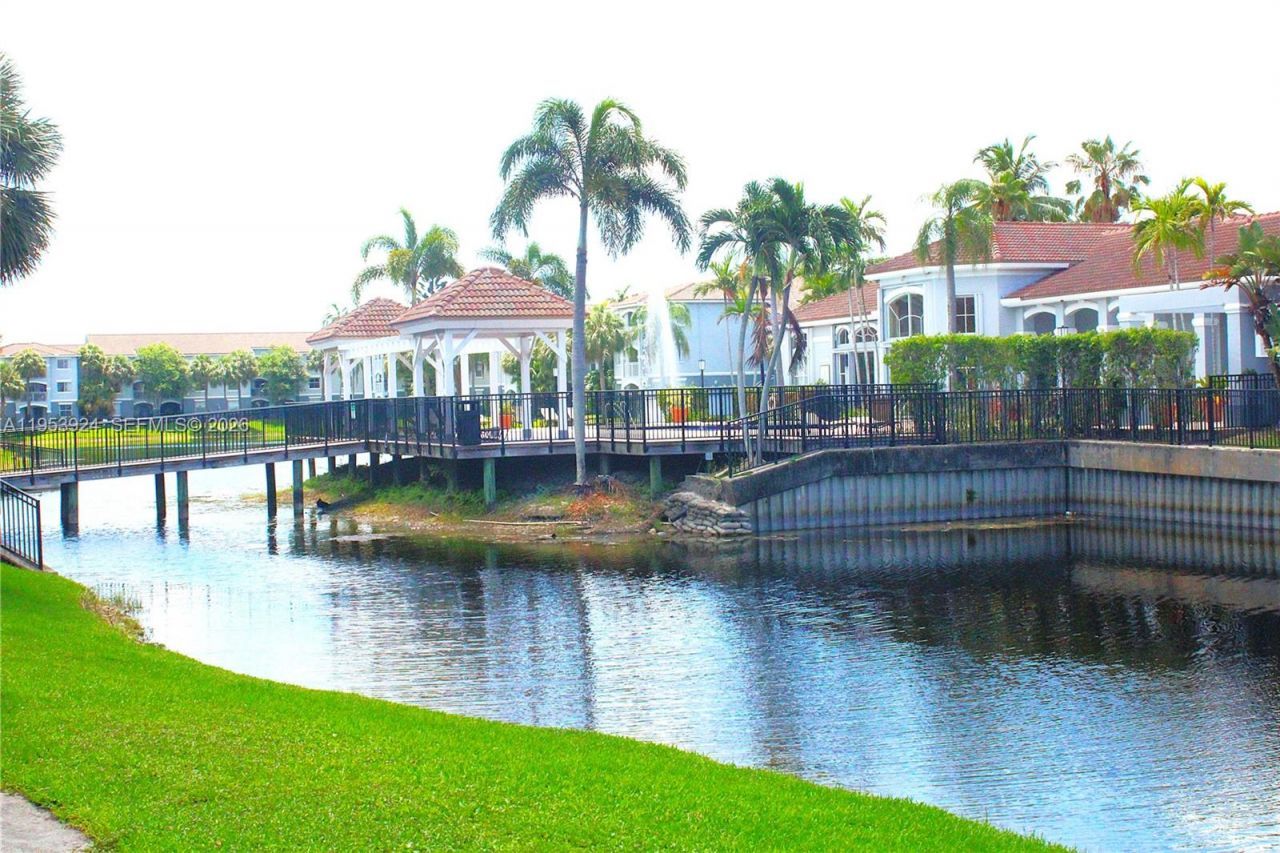 9650 NW 2nd St, Unit 4-301, Pembroke Pines, FL 33024 Photo