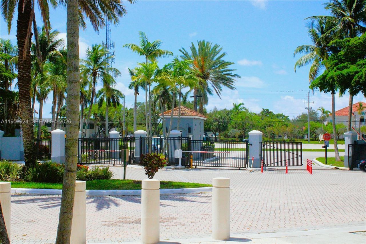 9650 NW 2nd St, Unit 4-301, Pembroke Pines, FL 33024 Photo
