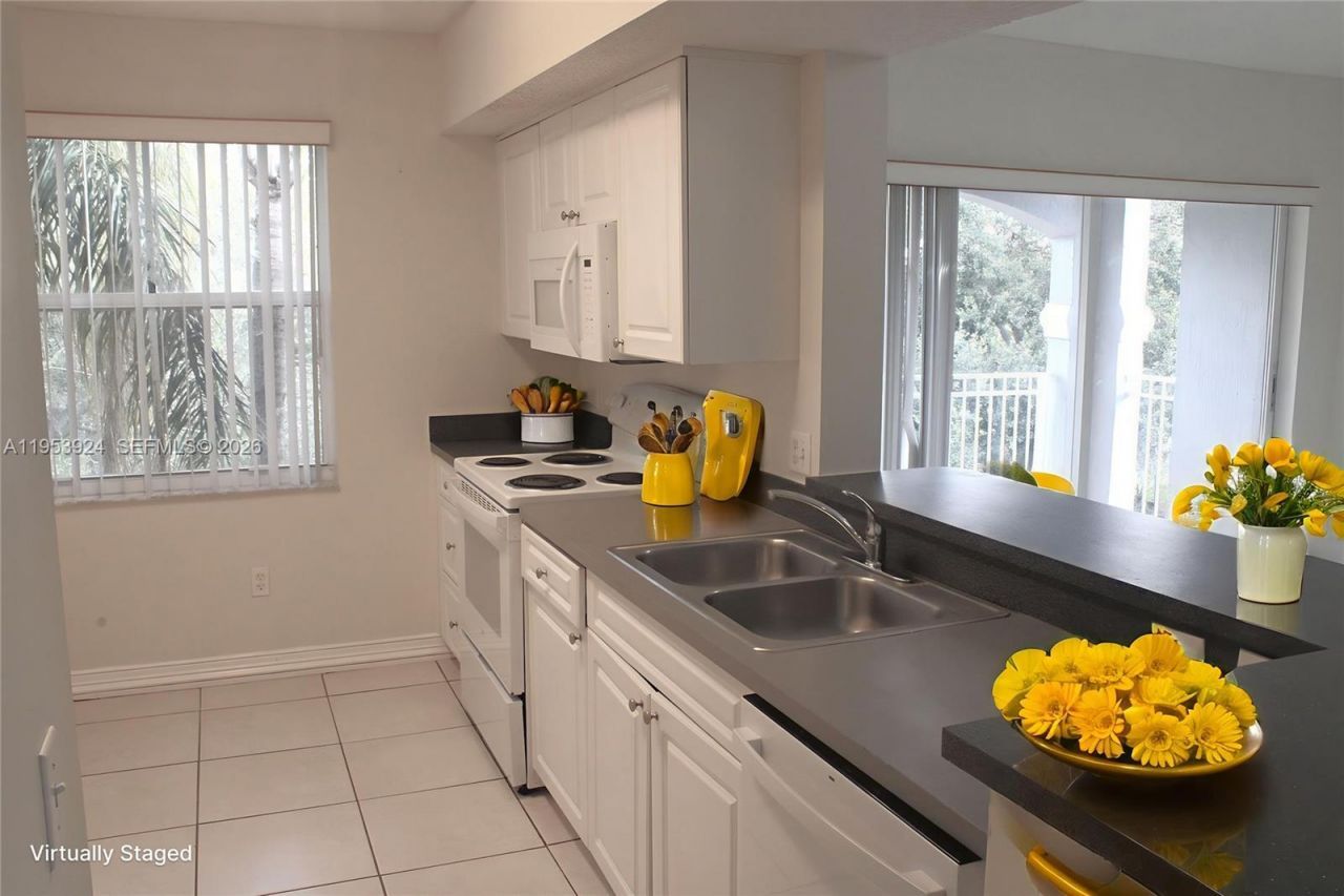 9650 NW 2nd St, Unit 4-301, Pembroke Pines, FL 33024 Photo