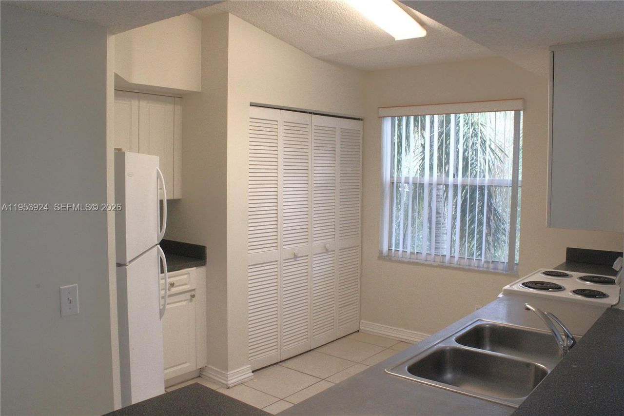 9650 NW 2nd St, Unit 4-301, Pembroke Pines, FL 33024 Photo