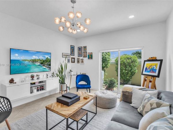 121 NW 2nd Ave, Unit 4, Hallandale Beach, FL 33009