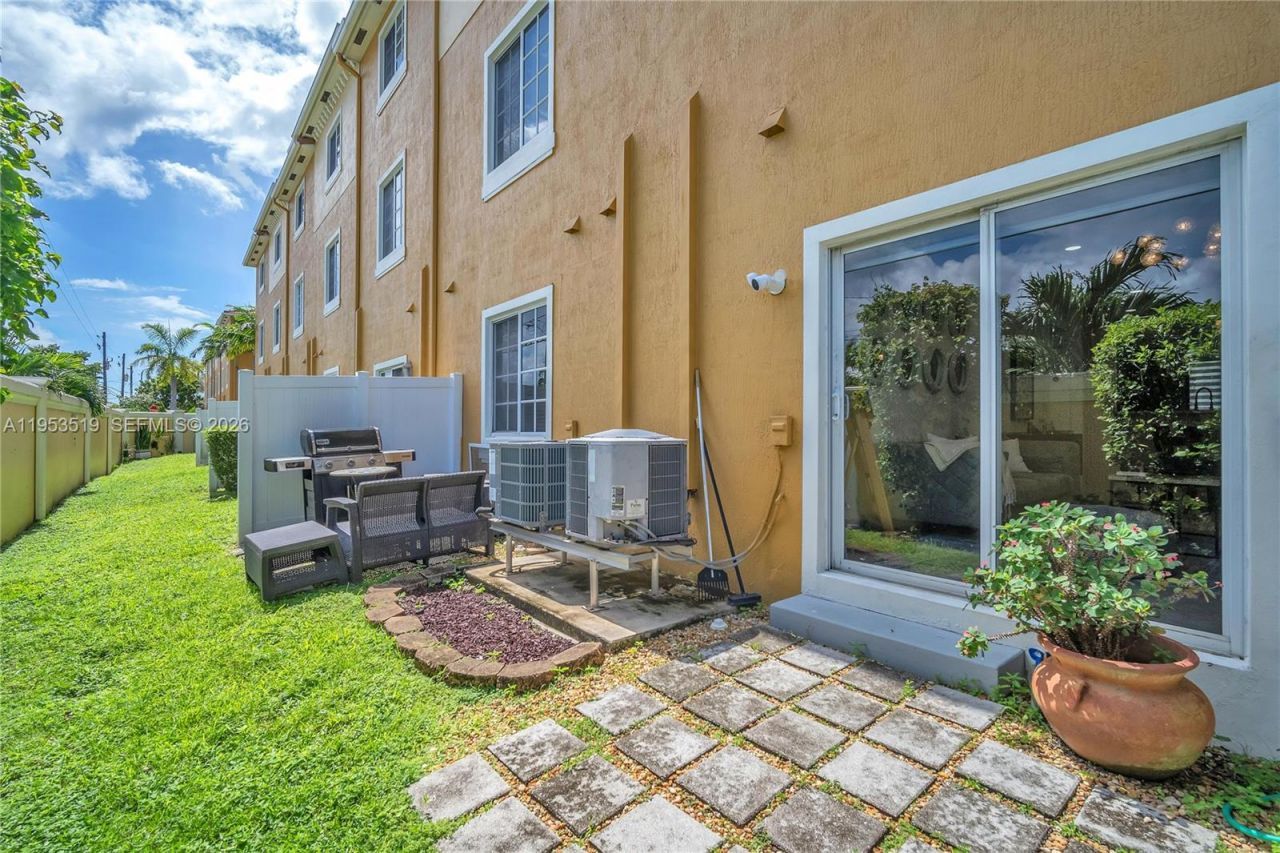 121 NW 2nd Ave, Unit 4, Hallandale Beach, FL 33009 Photo