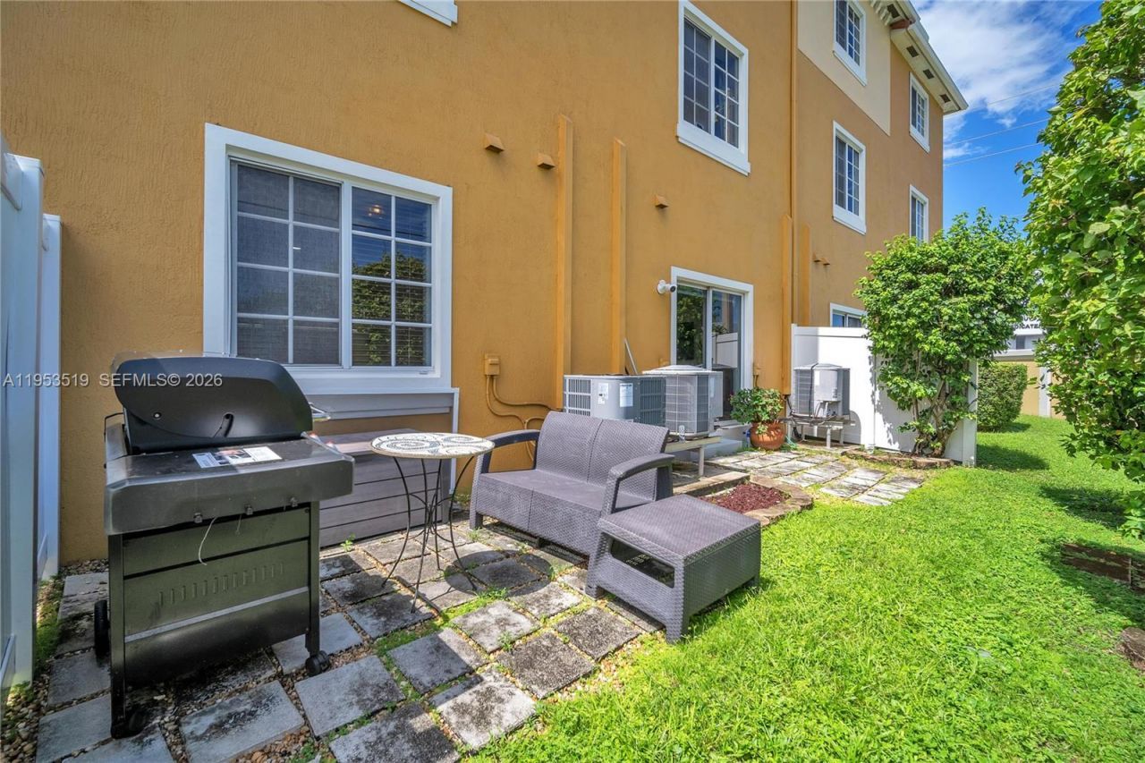 121 NW 2nd Ave, Unit 4, Hallandale Beach, FL 33009 Photo