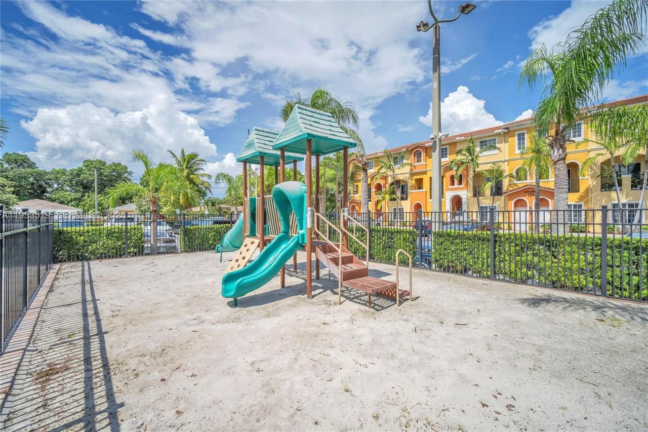 121 NW 2nd Ave, Unit 4, Hallandale Beach, FL 33009 Photo