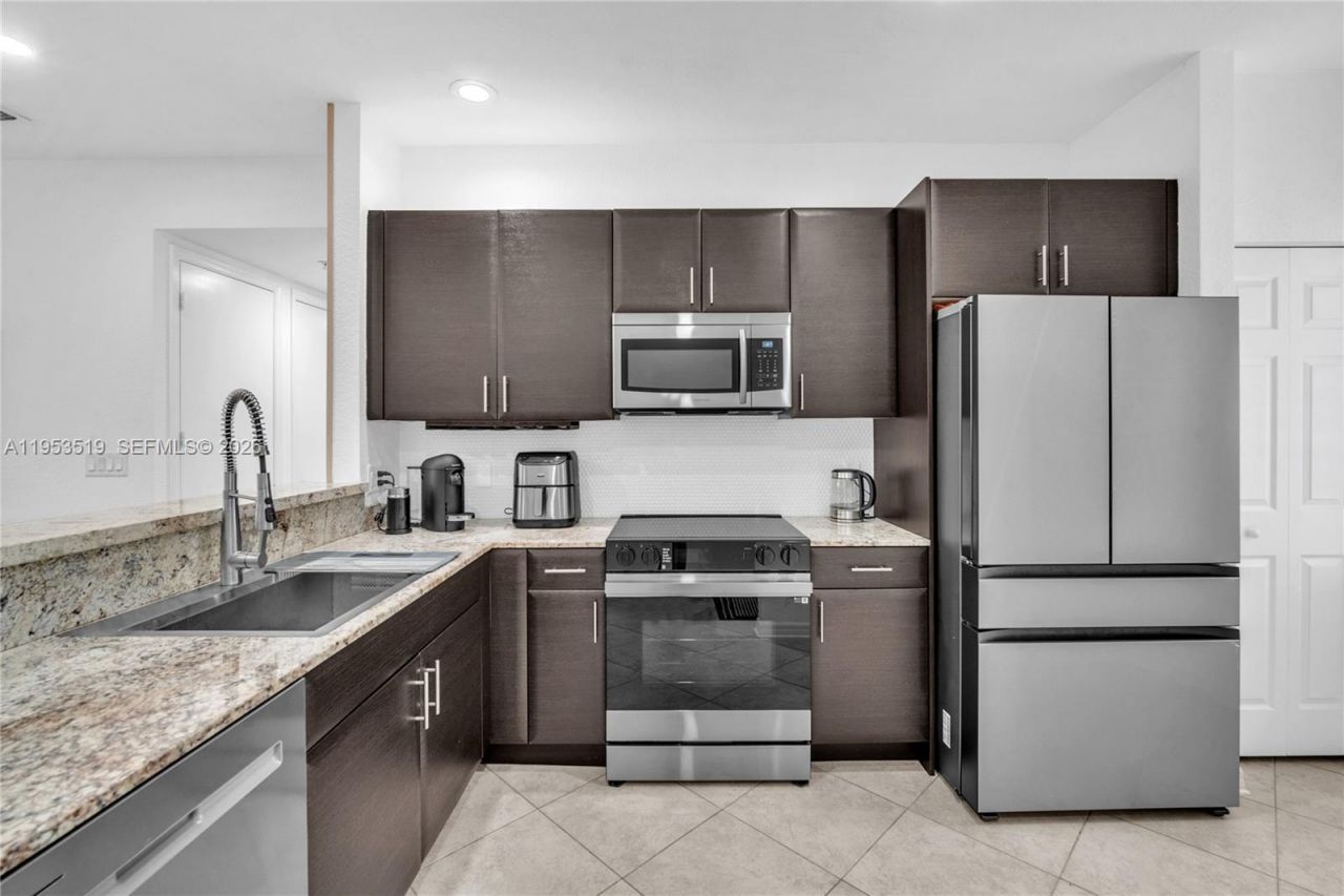 121 NW 2nd Ave, Unit 4, Hallandale Beach, FL 33009 Photo