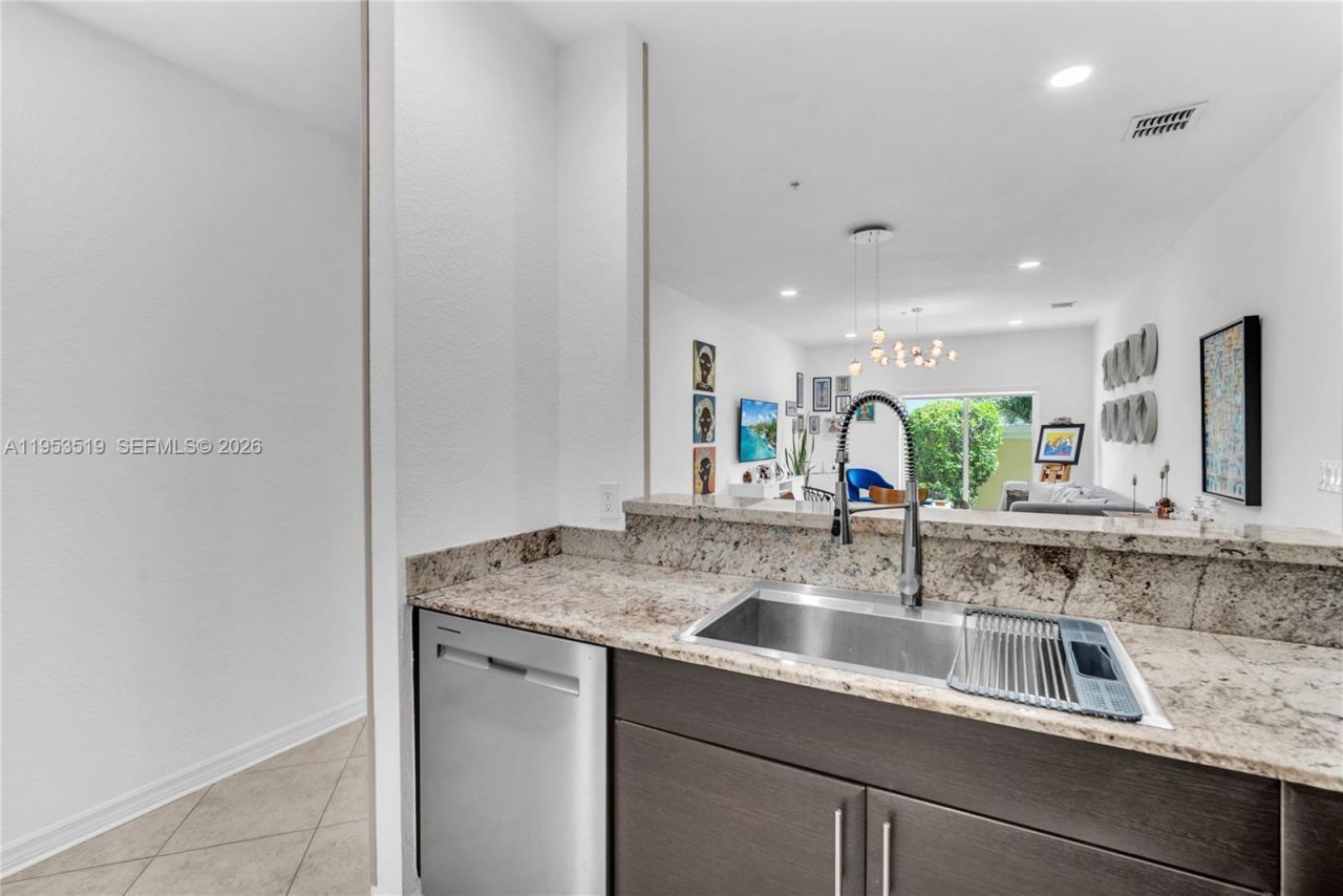 121 NW 2nd Ave, Unit 4, Hallandale Beach, FL 33009 Photo