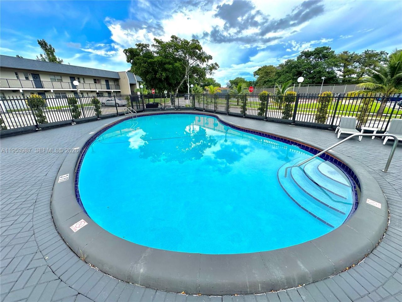 8000 Fairview Dr, Unit 203, Tamarac, FL 33321 Photo