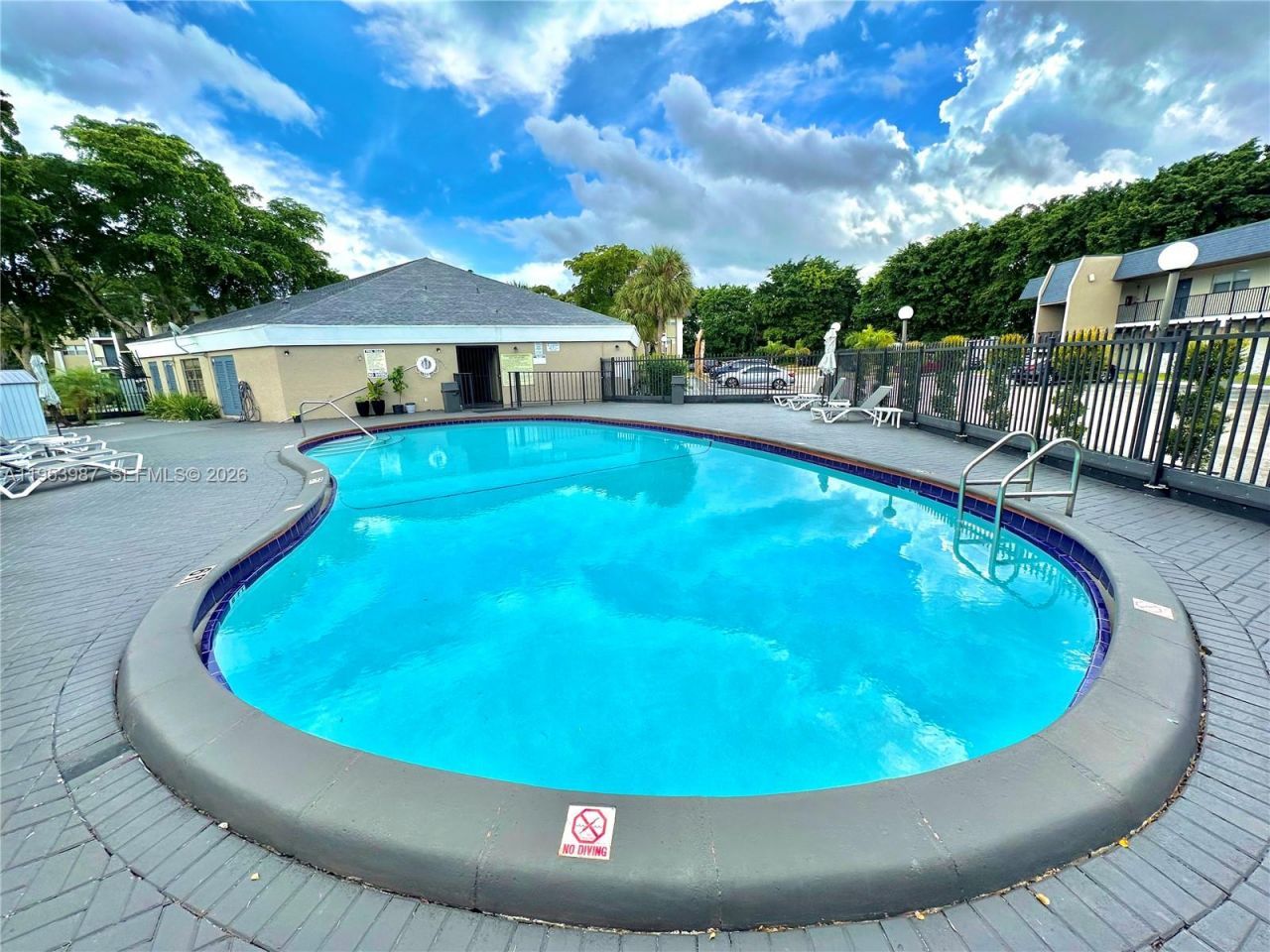 8000 Fairview Dr, Unit 203, Tamarac, FL 33321 Photo