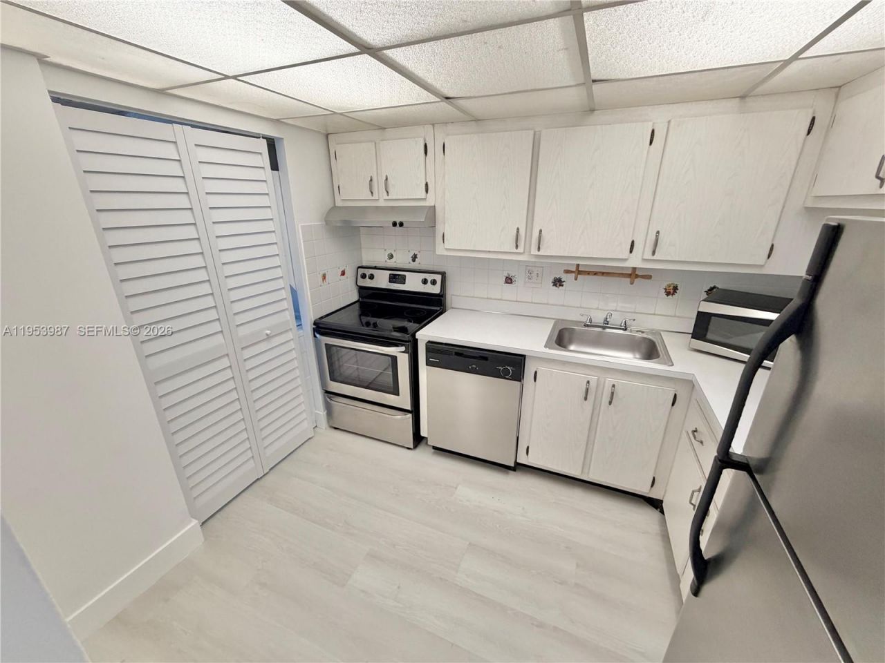 8000 Fairview Dr, Unit 203, Tamarac, FL 33321 Photo