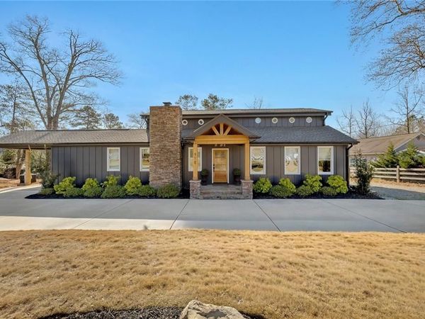 918 Pine Circle , Woodstock, GA 30189