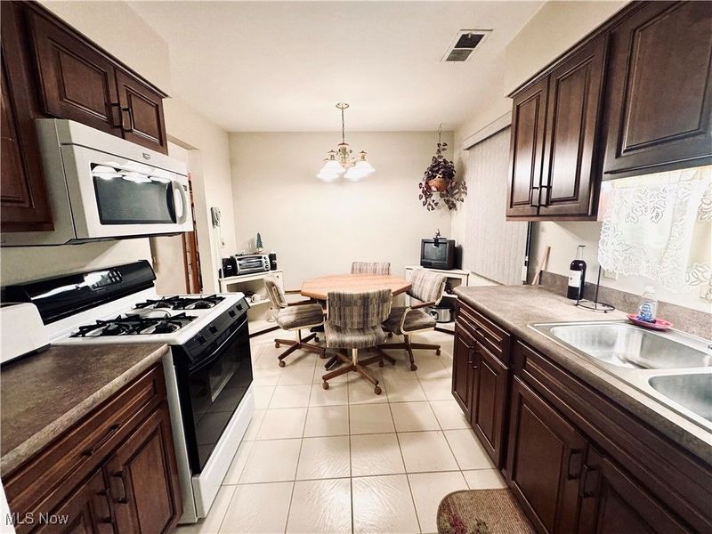 359 Quarry Lane Drive SW, Howland, OH 44483 Photo 9