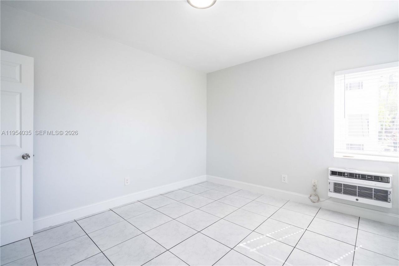 8340 Byron Ave, Unit 12, Miami Beach, FL 33141 Photo