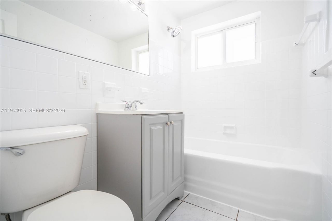 8340 Byron Ave, Unit 12, Miami Beach, FL 33141 Photo