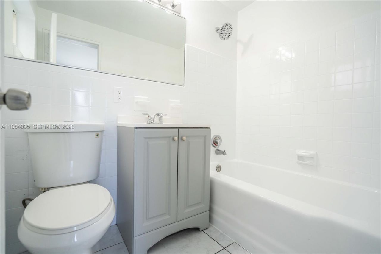 8340 Byron Ave, Unit 12, Miami Beach, FL 33141 Photo