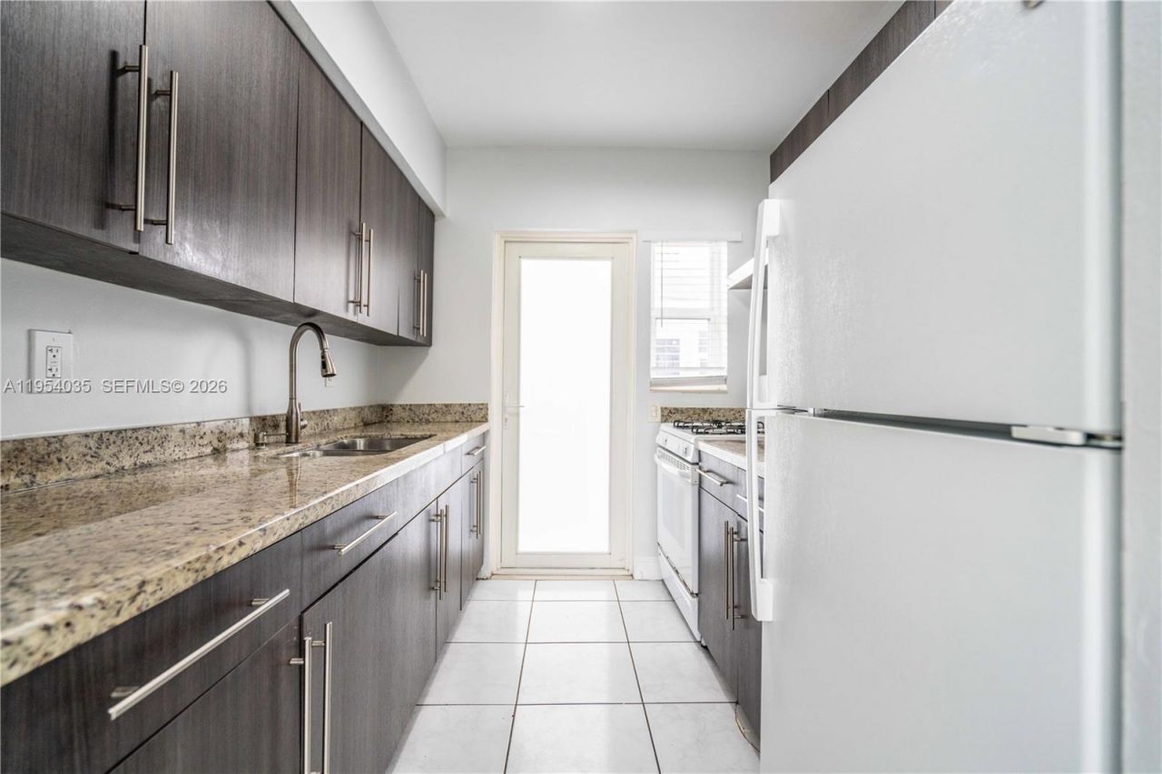 8340 Byron Ave, Unit 12, Miami Beach, FL 33141 Photo