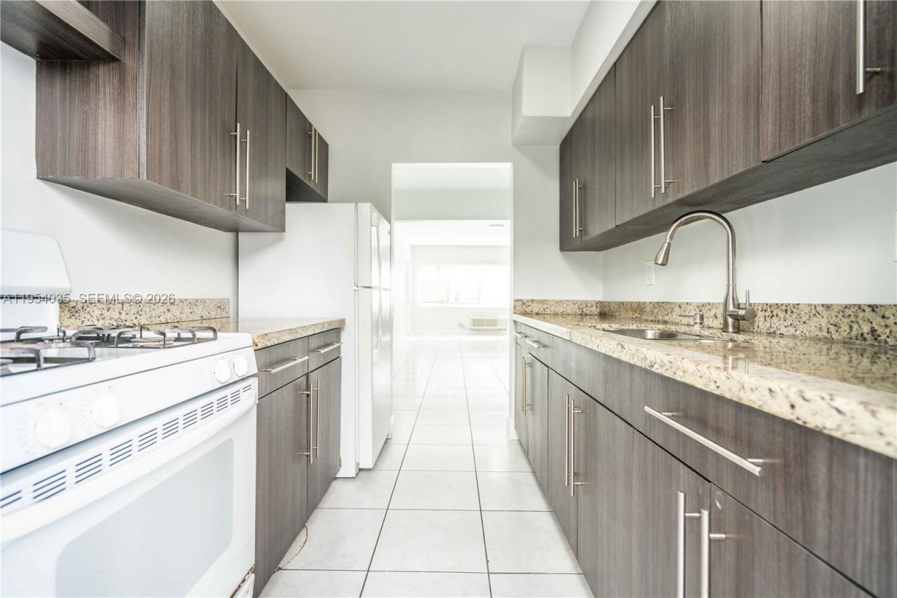 8340 Byron Ave, Unit 12, Miami Beach, FL 33141 Photo