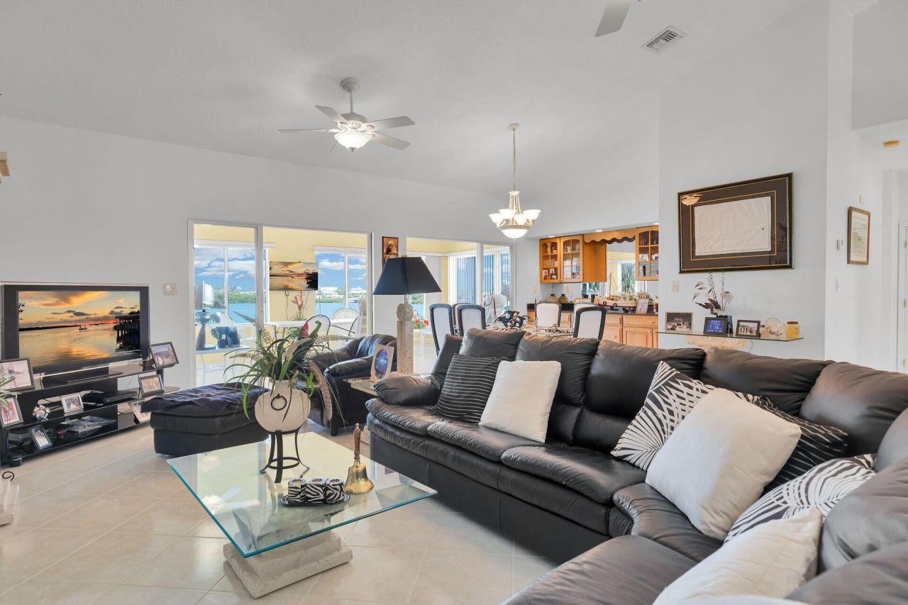 900 Shelter Bay Dr Ocean Drive, Key Colony, FL 33051 Photo