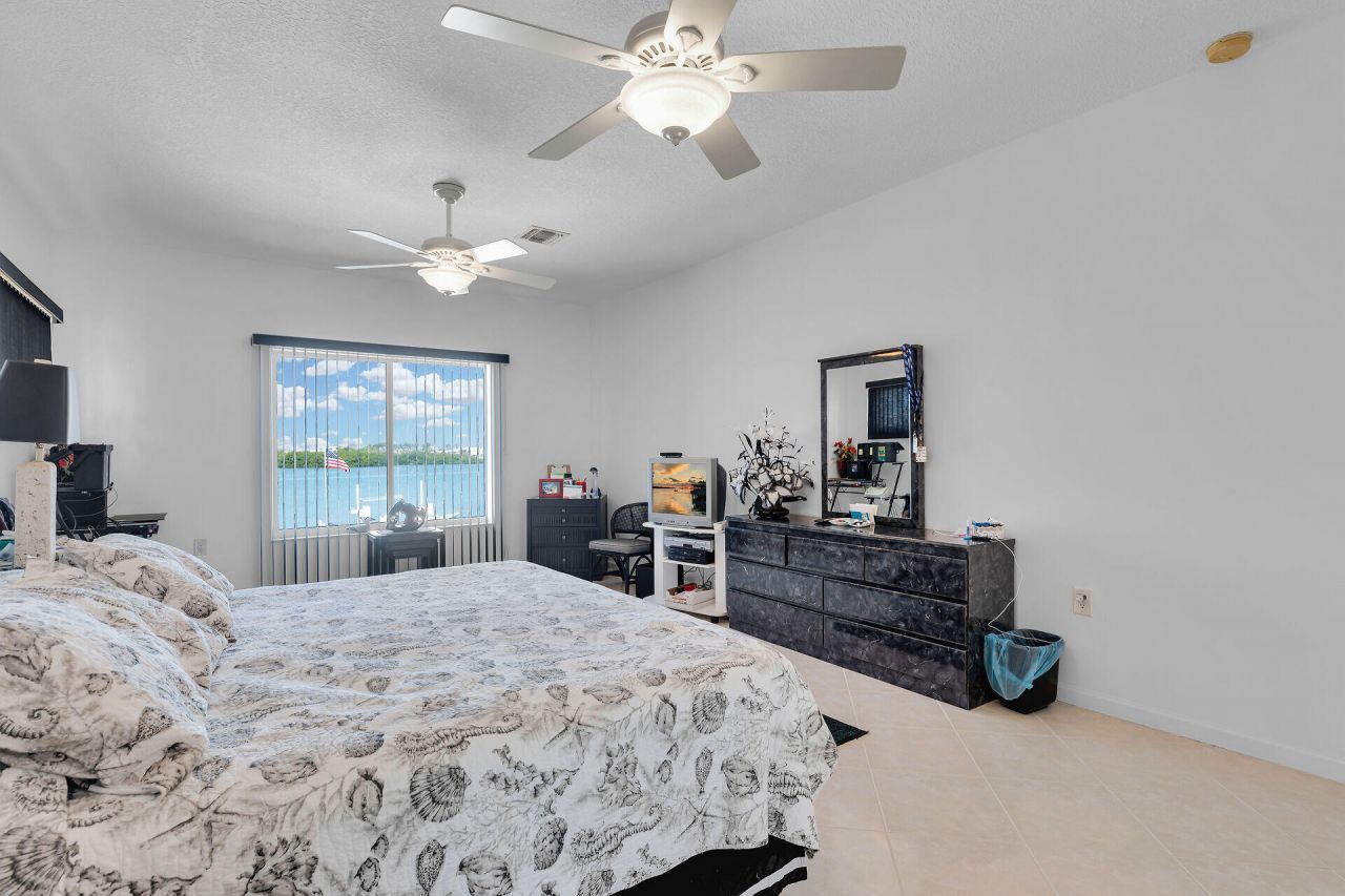 900 Shelter Bay Dr Ocean Drive, Key Colony, FL 33051 Photo