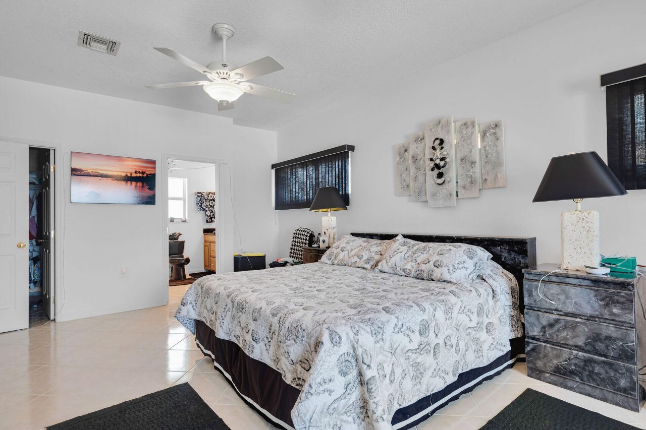 900 Shelter Bay Dr Ocean Drive, Key Colony, FL 33051 Photo