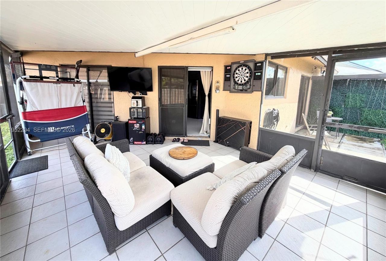 1100 SW 109th Ave, Pembroke Pines, FL 33025 Photo