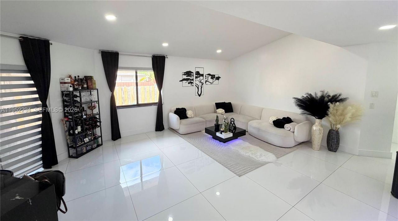 1100 SW 109th Ave, Pembroke Pines, FL 33025 Photo