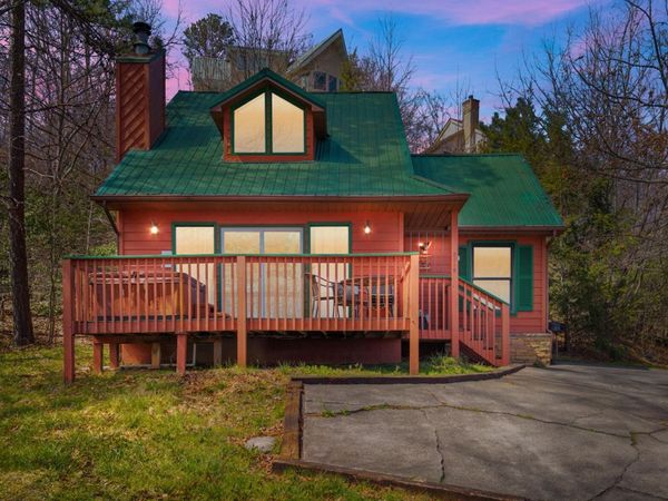 2119 N Tamins DR, Gatlinburg, TN 37738