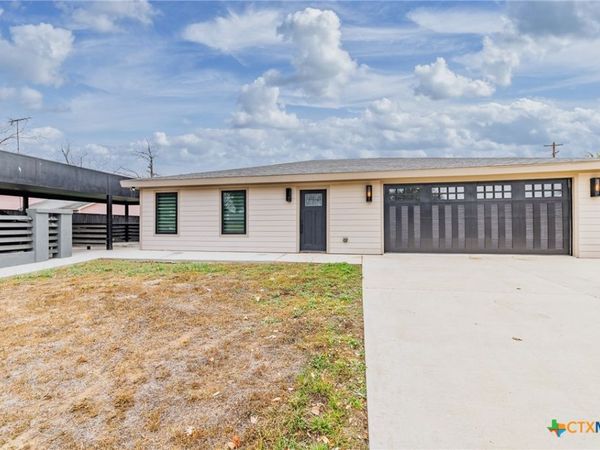 210 E 3rd Street , Nixon, TX 78140
