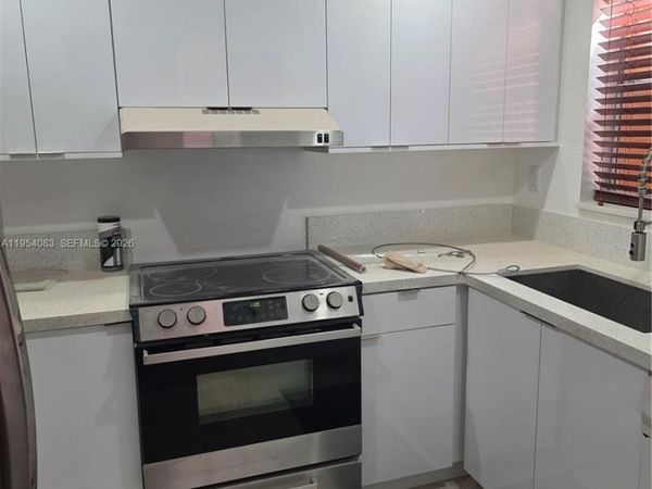 1095 W 40th St, Unit 26, Hialeah, FL 33012