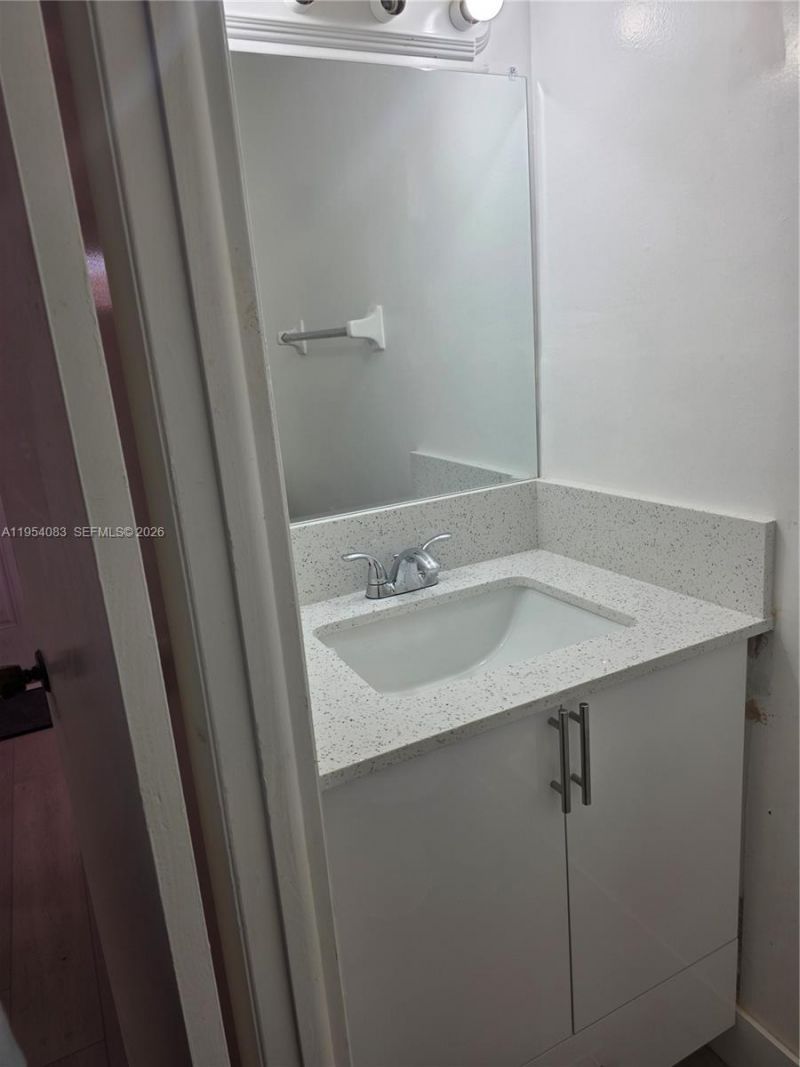 1095 W 40th St, Unit 26, Hialeah, FL 33012 Photo