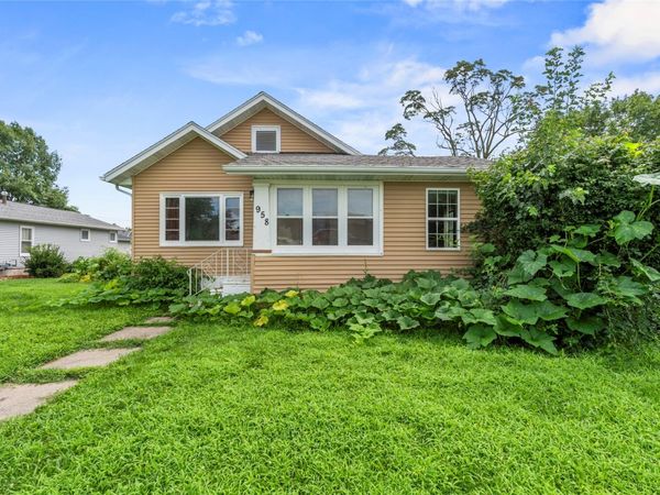 958 S Iowa Avenue, Washington, IA 52353