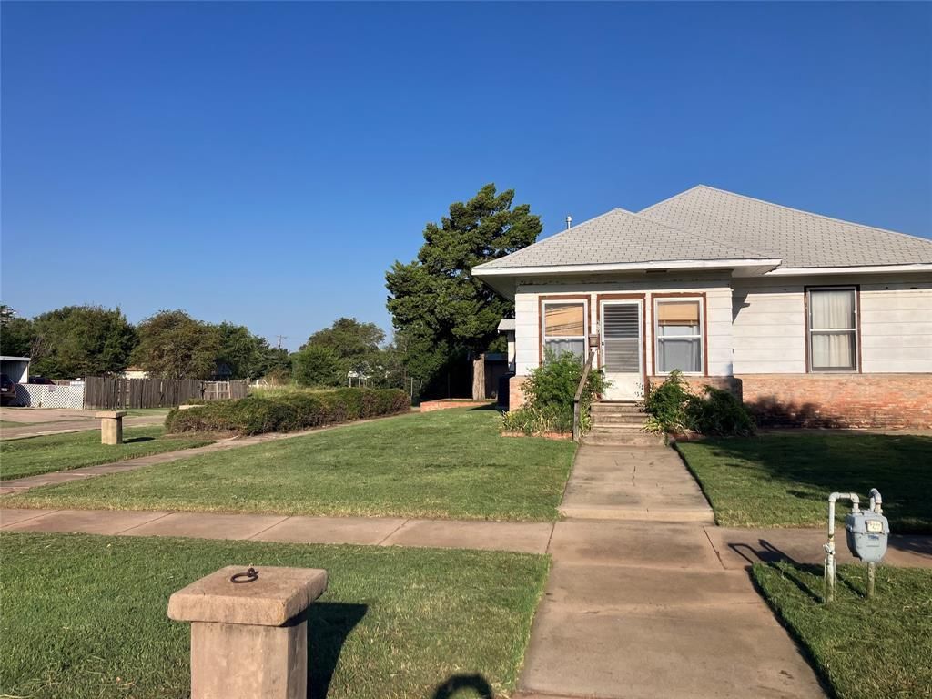 310 Hughes Street, Quanah, TX 79252 Main Photo