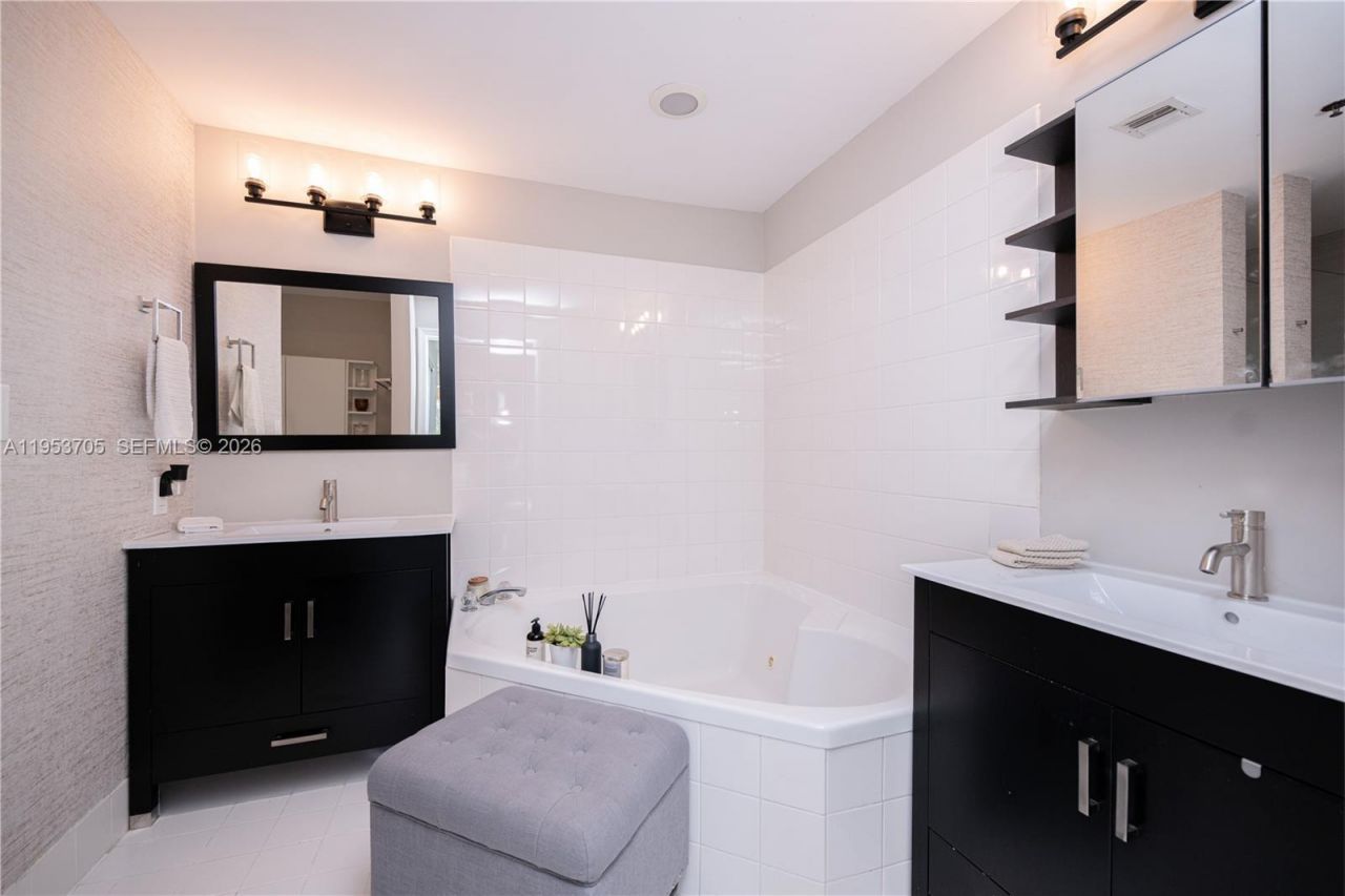 9725 NW 52nd St, Unit 215, Doral, FL 33178 Photo