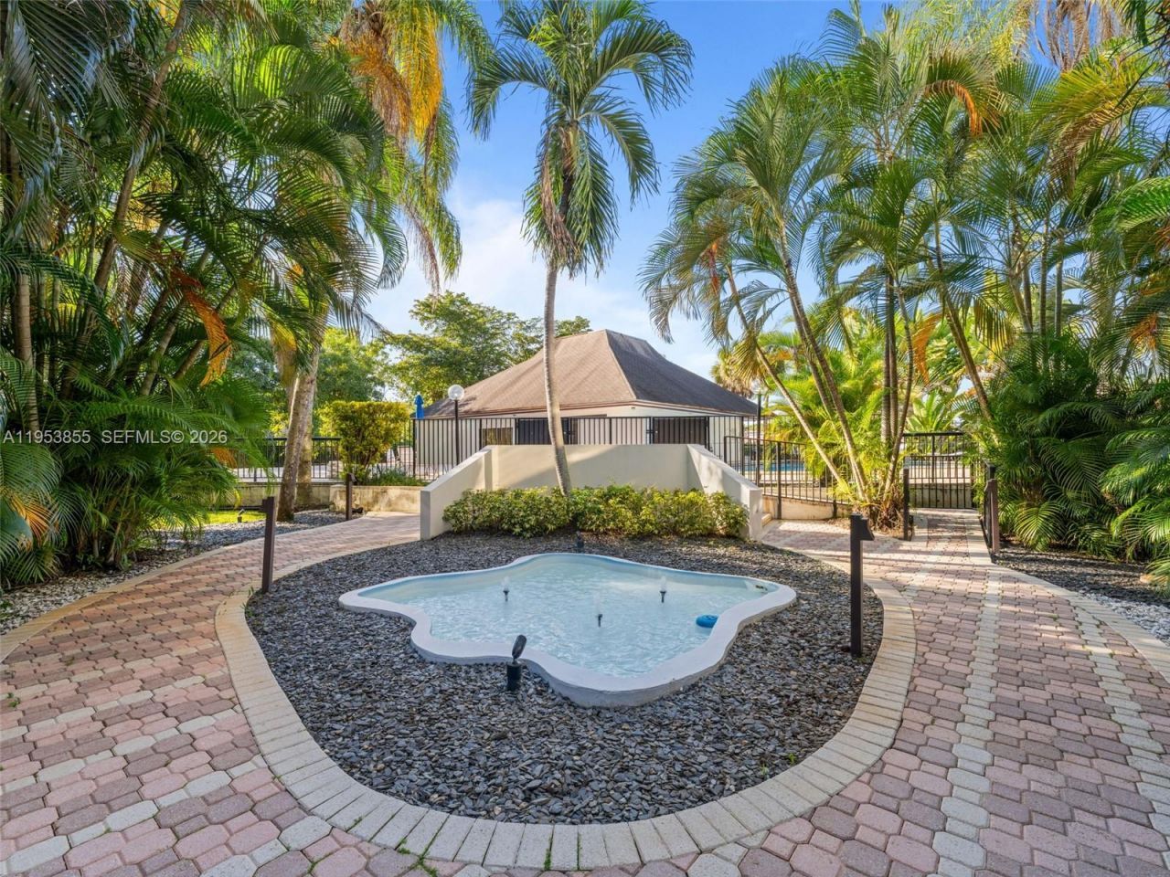 13953 Kendale Lakes Cir, Unit B205, Miami, FL 33183 Photo