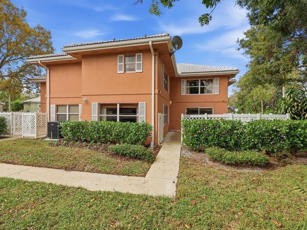 1934 Stratford Way, West Palm Beach, FL 33409